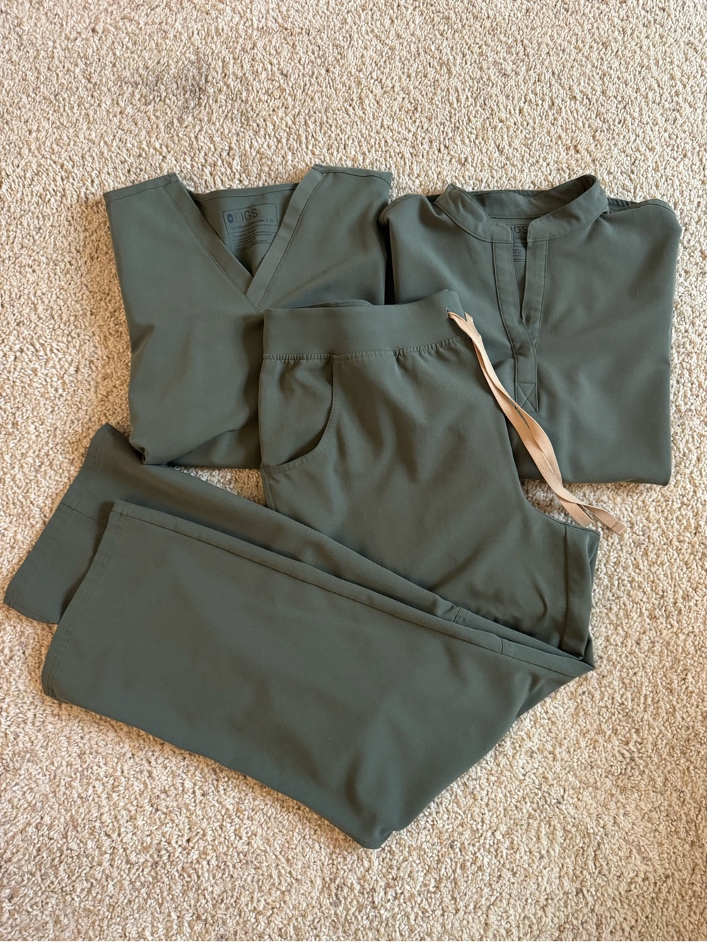 Figs Moss Green Women's Scrub Set - Top x2 & Straight-Leg Pants